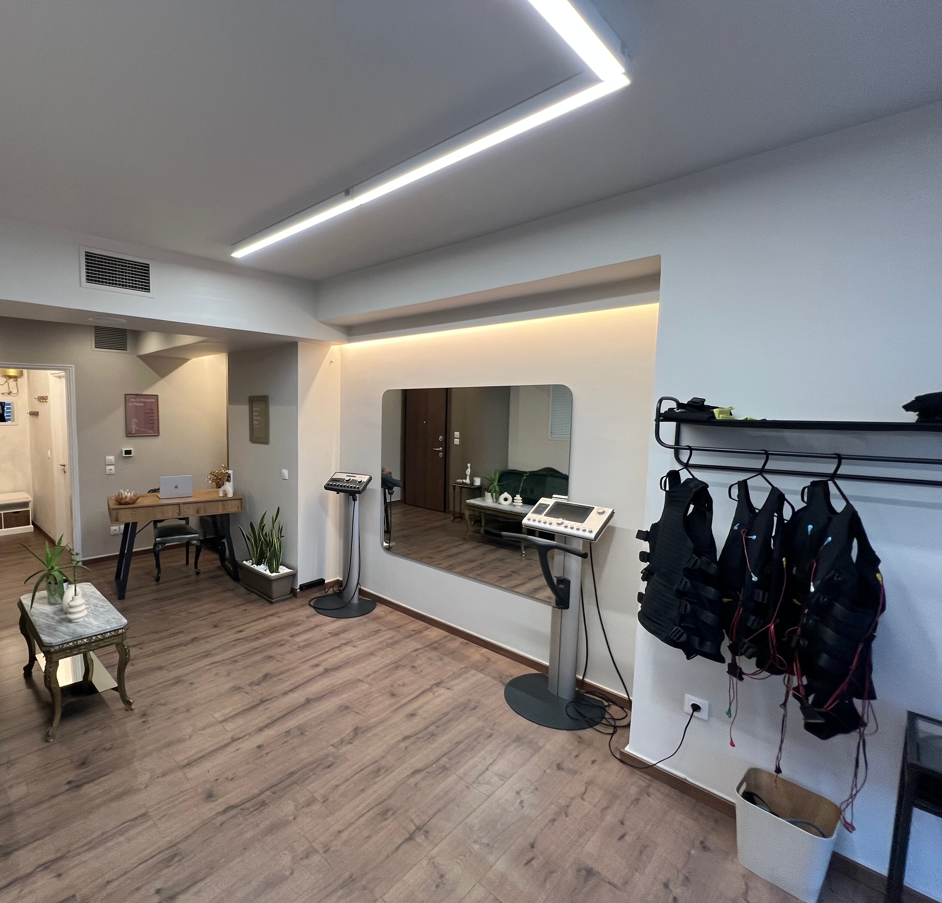 Αίθουσα EMS Miha Bodytec στο Mark's Ground Αθήνα Παγκράτι— στολές προπόνησης και εξοπλισμός ηλεκτρομυοδιέγερσης