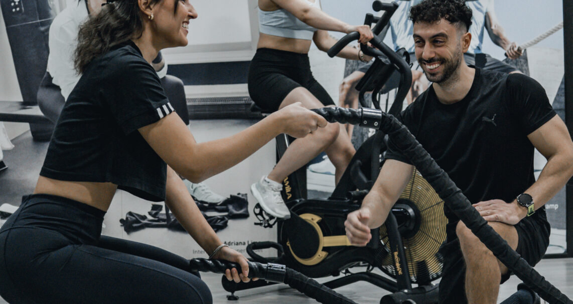 Cross training στο Mark's Ground με battle ropes και air bike σε ομαδική προπόνηση Αθήνα Παγκράτι