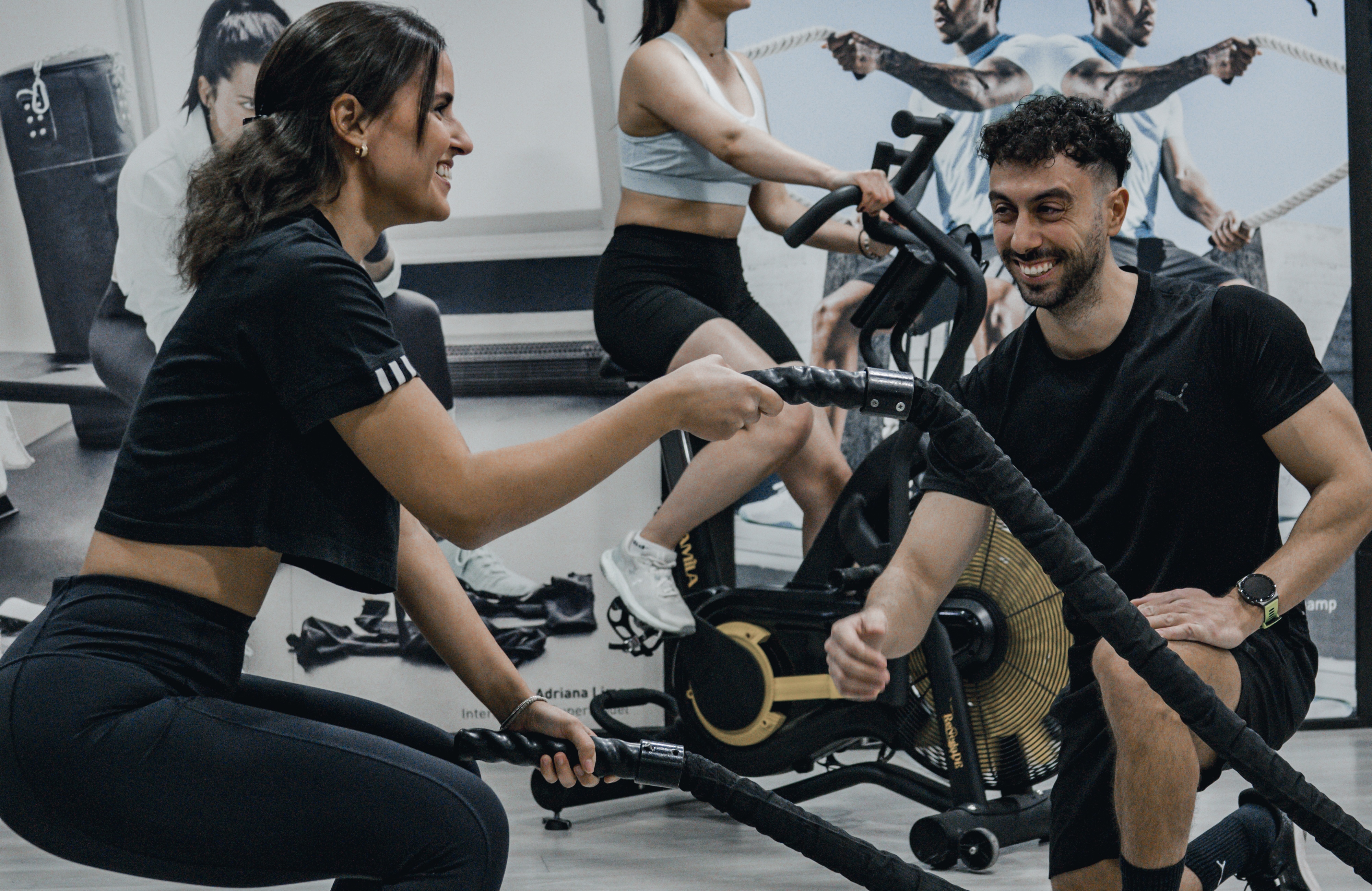 Cross training στο Mark's Ground με battle ropes και air bike σε ομαδική προπόνηση Αθήνα Παγκράτι