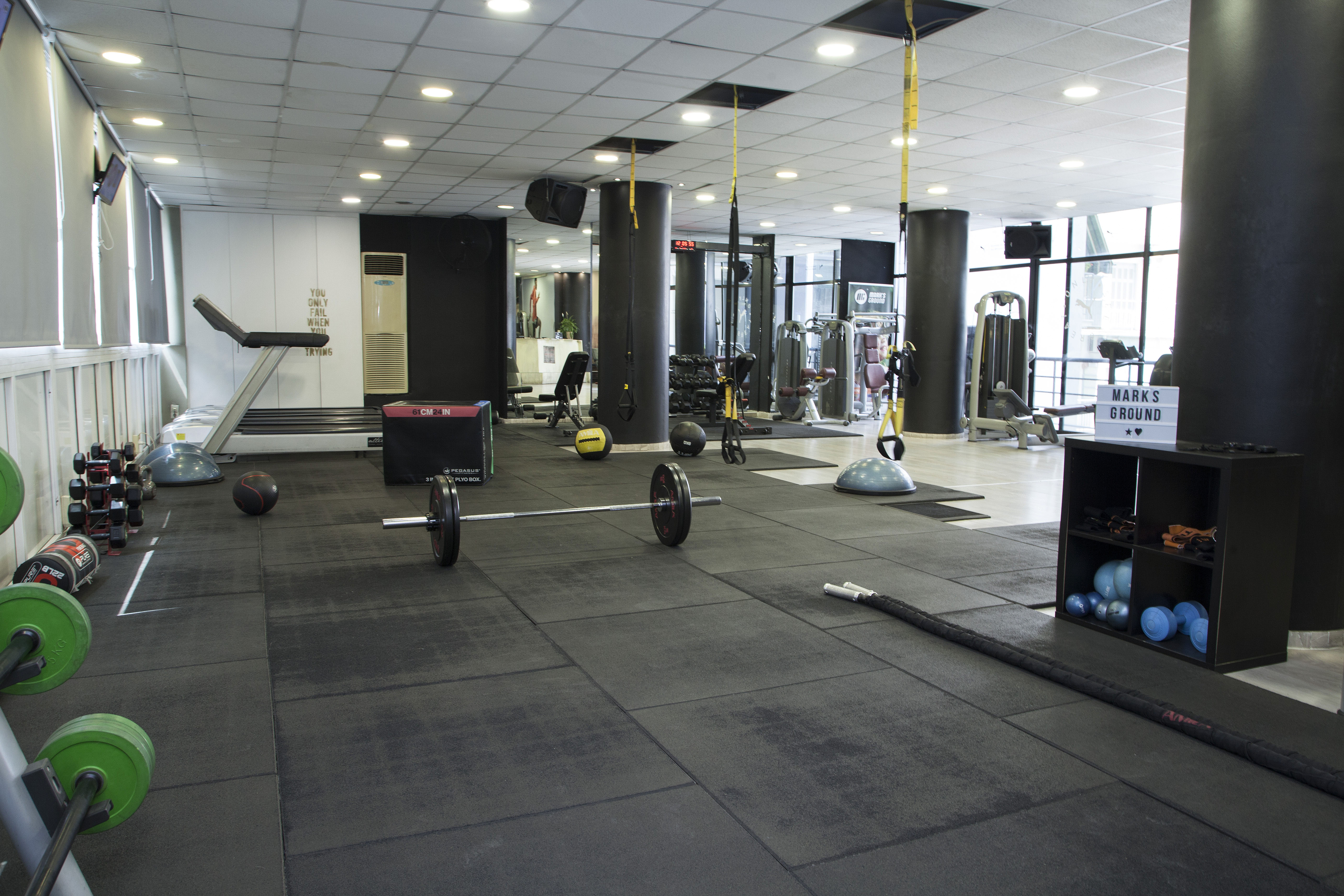 Χώρος προπόνησης στο Mark's Ground Exclusive Training Studios με barbells, plyo box και εξοπλισμό cross training Αθήνα Παγκράτι