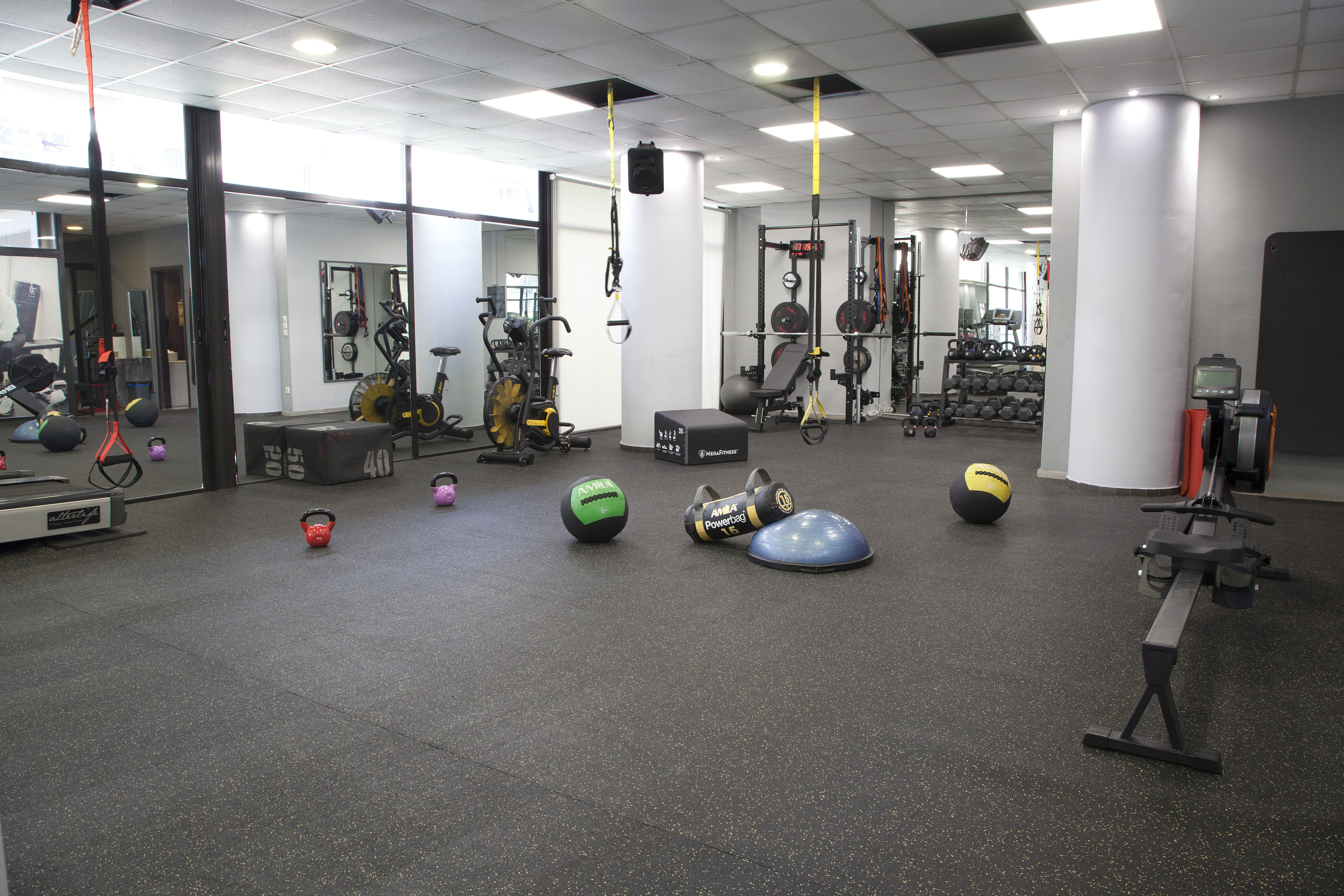 Αίθουσα functional training στο Mark's Ground με kettlebells, wall balls, TRX και Air bike Αθήνα Παγκράτι