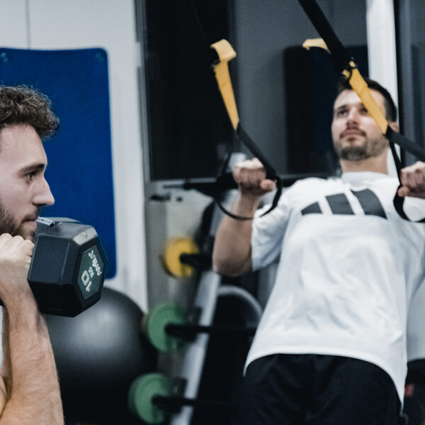 marks-ground-group-personal-training-athens Group personal training στο Mark's Ground — δύο άνδρες προπονούνται με αλτήρες και TRX Αθήνα Παγκράτι