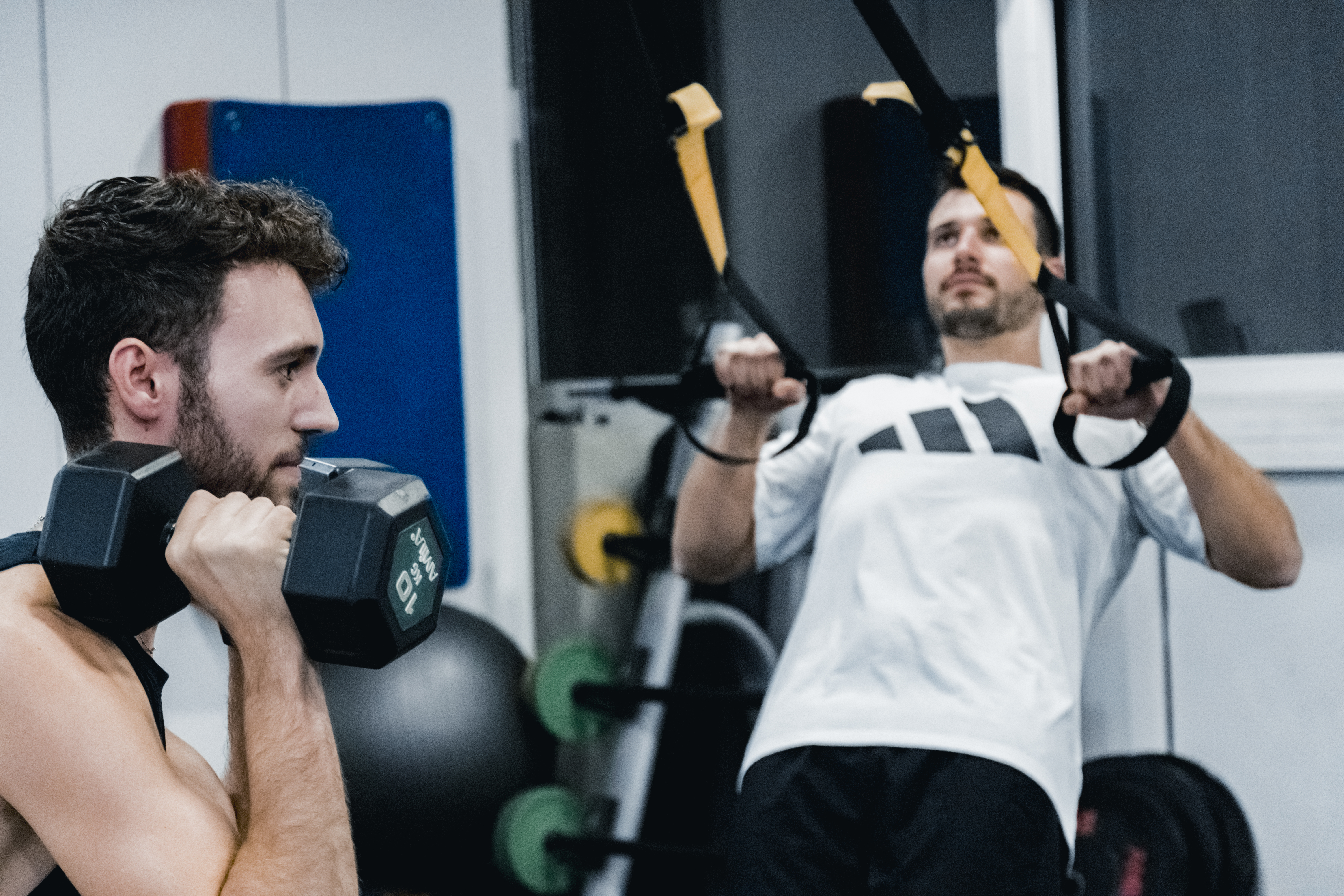 Group personal training στο Mark's Ground — δύο άνδρες προπονούνται με αλτήρες και TRX Αθήνα Παγκράτι