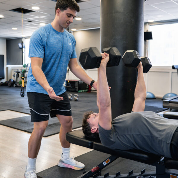 marks-ground-personal-training-athens2 Personal training στο Mark's Ground με προπονητή και ασκούμενο σε άσκηση πάγκου με αλτήρες Αθήνα Παγκράτι
