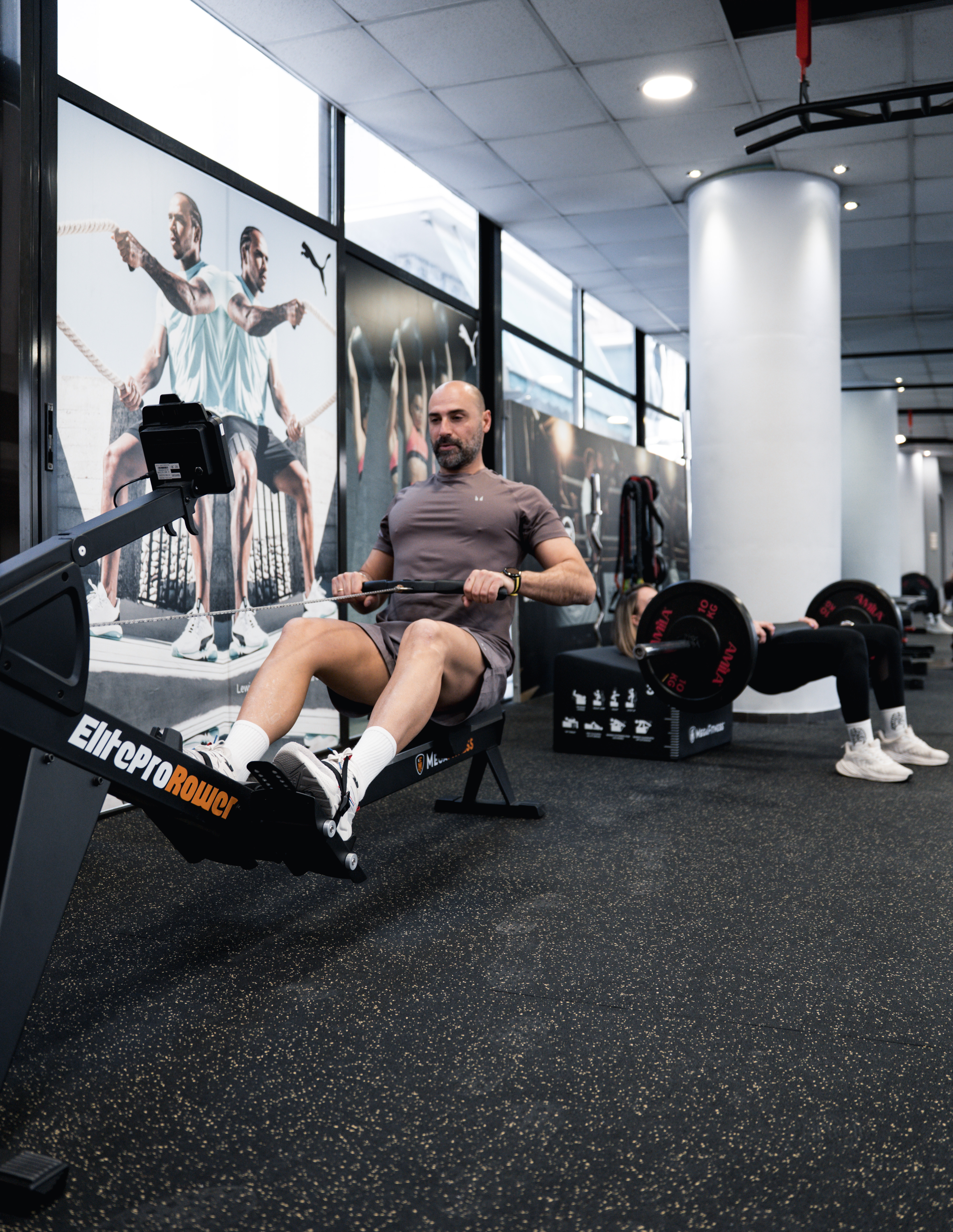 Άνδρας σε προπόνηση με rowing machine στο Mark's Ground Exclusive Training Studios Αθήνα Παγκράτι